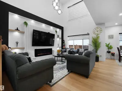 Interior photo 4 of 2928 1 AV SW