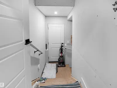 Interior photo 3 of 2928 1 AV SW