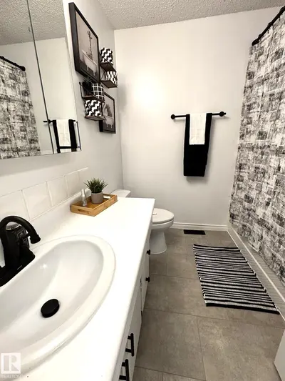 Interior photo 3 of 4617 47 AV