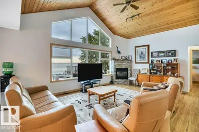 Interior photo 4 of 275 Poplar Crescent