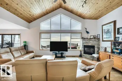 Interior photo 2 of 275 Poplar Crescent