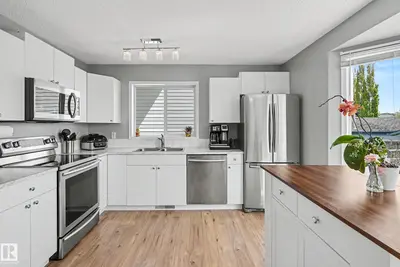 Interior photo 4 of 2123 36 AV NW