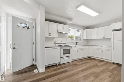 Interior photo 4 of 707 CLAREVIEW RD NW