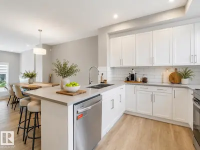 Interior photo 3 of 516 35 ST SW
