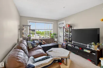 Interior photo 4 of #302 3715 WHITELAW LN NW