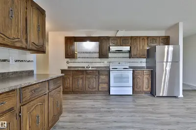 Interior photo 2 of 234077 B TWP ROAD 463
