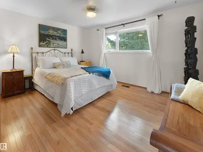 Interior photo 3 of 5832 114A ST NW