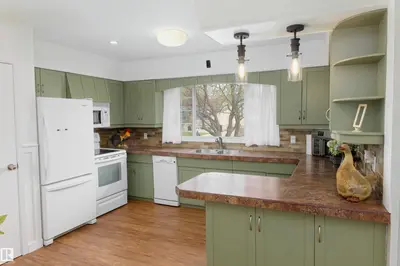 Interior photo 3 of 4615 54 AV