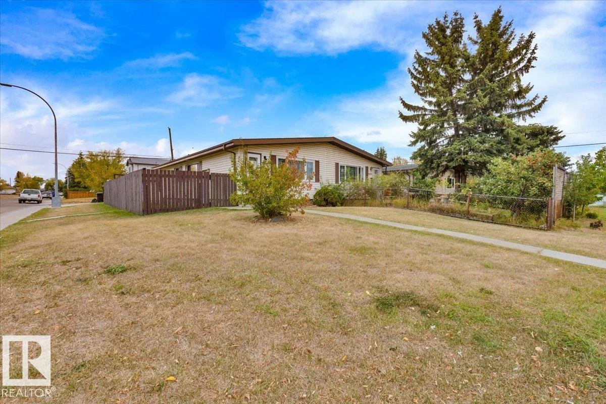 10822 134 AV NW, Edmonton - 4 bedroom Duplex for sale