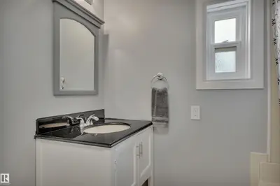 Interior photo 3 of 140 Evergreen PA NW