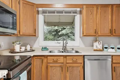Interior photo 4 of 1008 61 ST NW