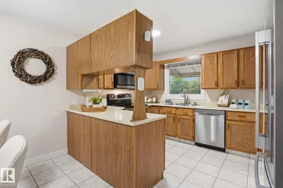 Interior photo 3 of 1008 61 ST NW