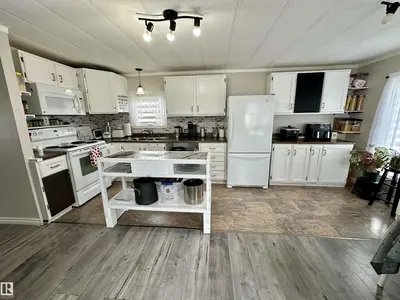 Interior photo 3 of 13 4405 50 AV