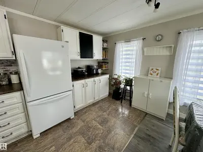 Interior photo 3 of 13 4405 50 AV