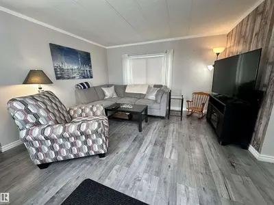 Interior photo 4 of 13 4405 50 AV