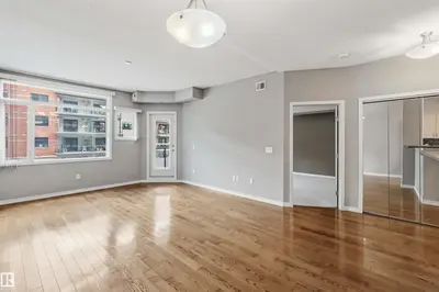 Interior photo 4 of 