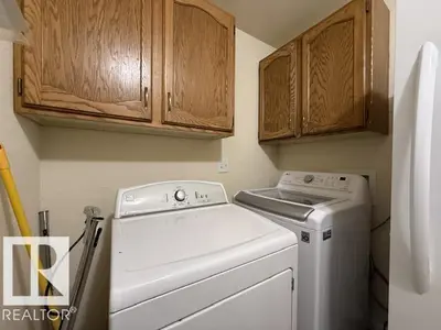 Interior photo 4 of 530 Maplewood Crescent NW
