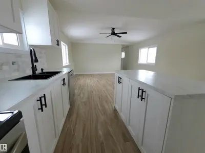 Interior photo 4 of 735 Parkland Brook
