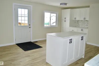 Interior photo 2 of 735 Parkland Brook