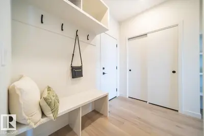 Interior photo 3 of 1 STAGECOACH LI