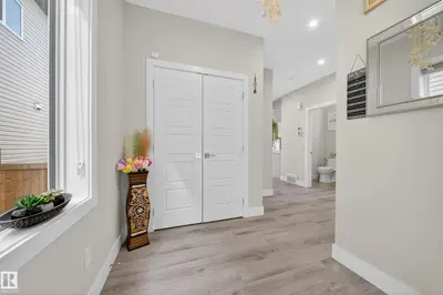 Interior photo 4 of 449 Roberts cres