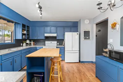 Interior photo 2 of 14 2 AV S