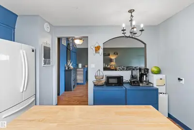 Interior photo 4 of 14 2 AV S