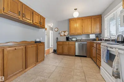 Interior photo 3 of 256 WOODBRIDGE WY