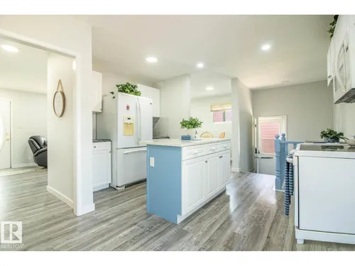 15922 92 AV NW, Edmonton - $474,900