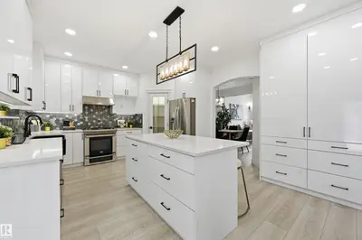 Interior photo 3 of 926 THOMPSON PL NW