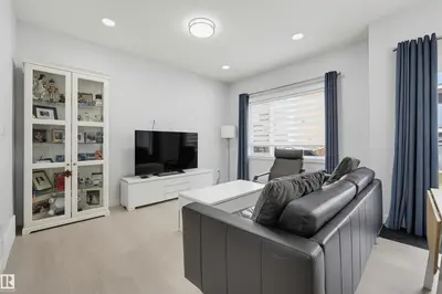 Interior photo 2 of 918 DANIELS LO SW