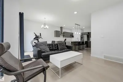 Interior photo 4 of 918 DANIELS LO SW