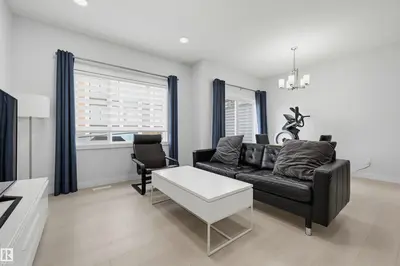 Interior photo 3 of 918 DANIELS LO SW