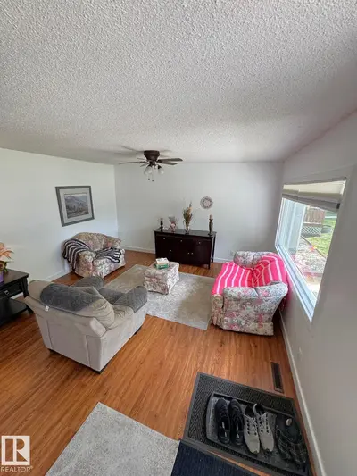 Interior photo 1 of 5093 45 ST