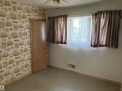 Photo 4 of 5511 50 St