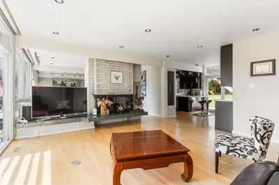 Interior photo 4 of 8 LAURIER PL NW