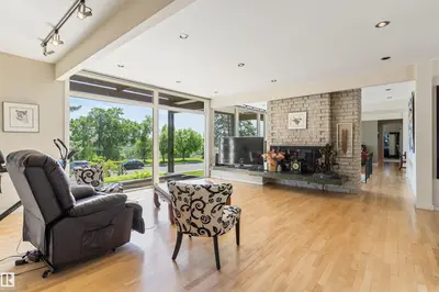 Interior photo 2 of 8 LAURIER PL NW