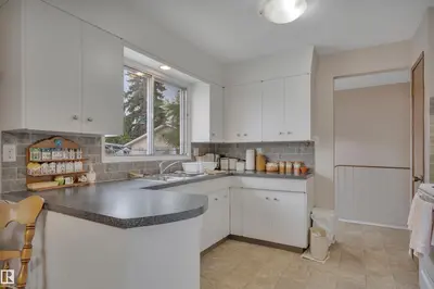 Interior photo 4 of 5102/5104 57 AV
