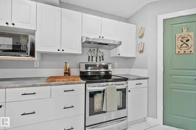 Interior photo 3 of 174 LAKELAND DR