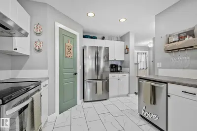 Interior photo 4 of 174 LAKELAND DR