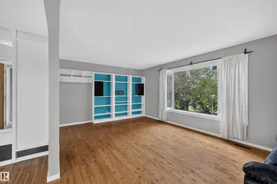 Interior photo 3 of 140 Greengove Ave