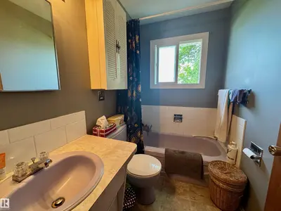 Interior photo 4 of 4433 48 AV