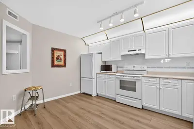 Interior photo 4 of 