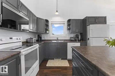 Interior photo 2 of 1208 18 AV