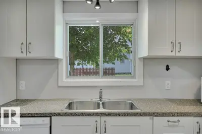 Interior photo 4 of 4712 47 AV