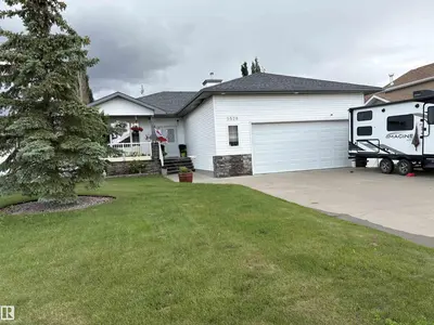 Interior photo 1 of 5528 43 ST