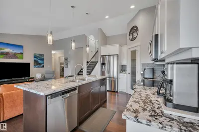 Interior photo 3 of 437 MEADOWVIEW DR