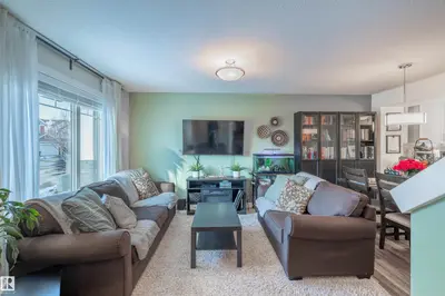 Interior photo 3 of 565 CHAPPELLE DR SW