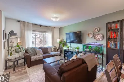Interior photo 2 of 565 CHAPPELLE DR SW