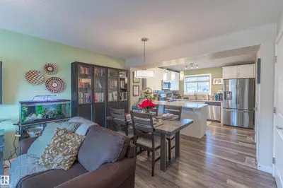 Interior photo 4 of 565 CHAPPELLE DR SW
